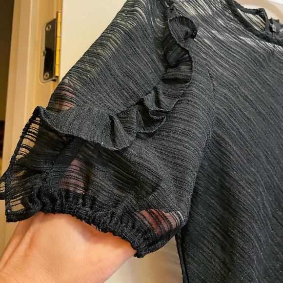 Elegant mesh style. Zipper back. Slightly puffed sleeves. - Picture 7 of 8